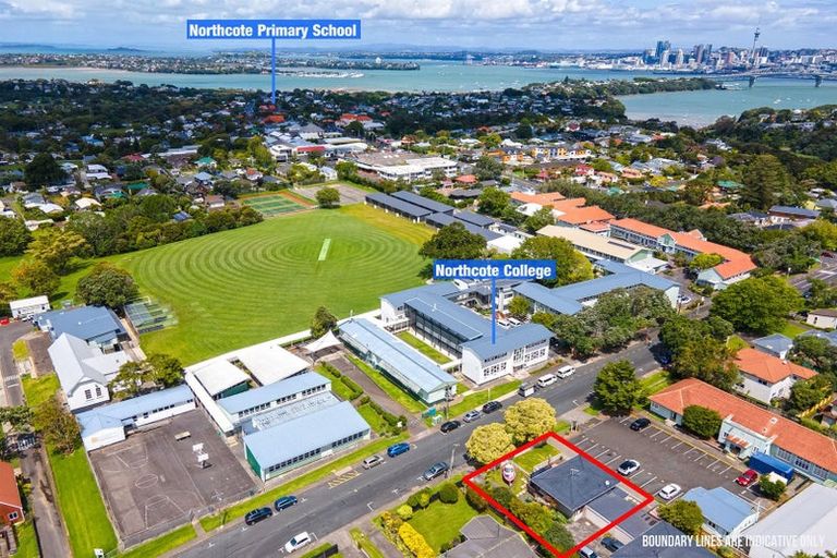 Photo of property in 1/12 Kauri Glen Road, Northcote, Auckland, 0627