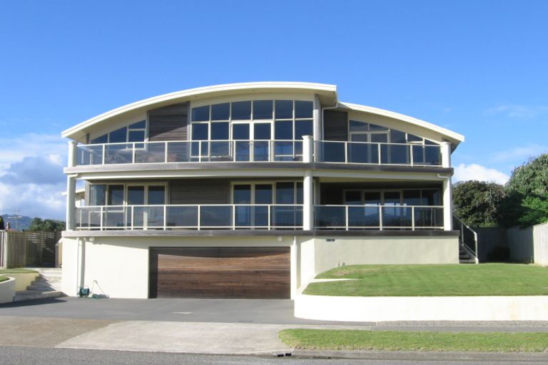 Photo of property in 5 Ara Kuaka, Waikanae Beach, Waikanae, 5036