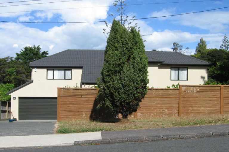 Photo of property in 124 Cliff Drive, Green Bay, Auckland, 0604