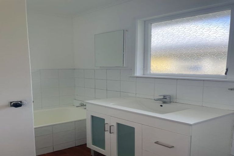 Photo of property in 12 Kohinoor Avenue, Mangere, Auckland, 2022