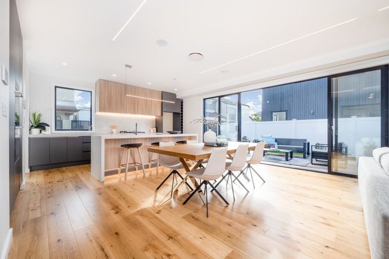 Photo of property in 15a The Parade, Bucklands Beach, Auckland, 2012