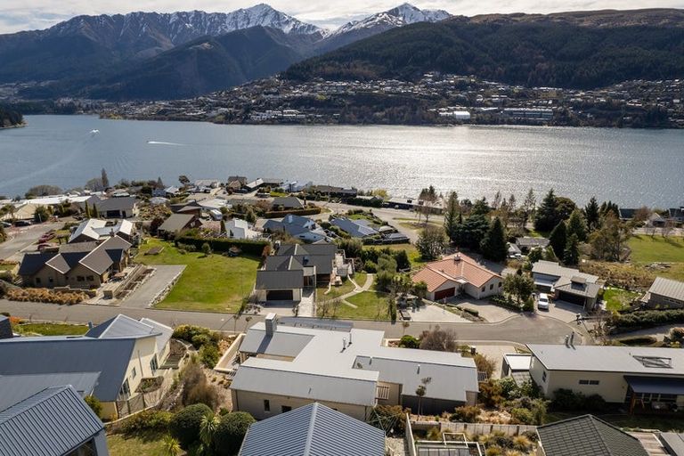 Photo of property in 4 Elizabeth Place, Kelvin Heights, Queenstown, 9300