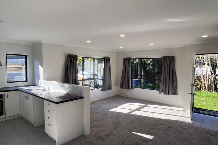 Photo of property in 36 Serwayne Place, Sunnyvale, Auckland, 0612