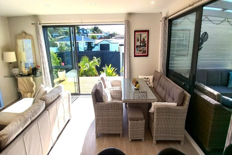 Photo of property in 2 Meenas Place, Cable Bay, 0420