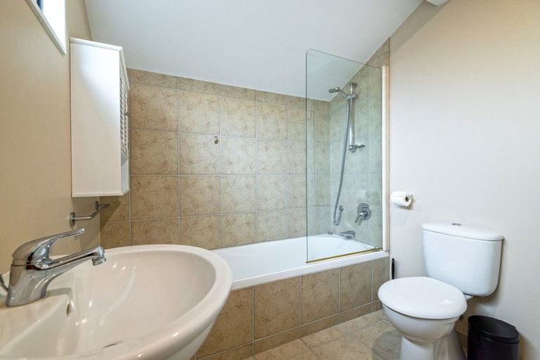 Photo of property in 8a Onepoto Road, Hauraki, Auckland, 0622