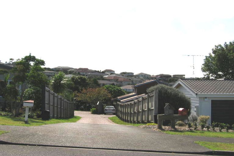 Photo of property in 2/15 Rifleman Rise, Unsworth Heights, Auckland, 0632