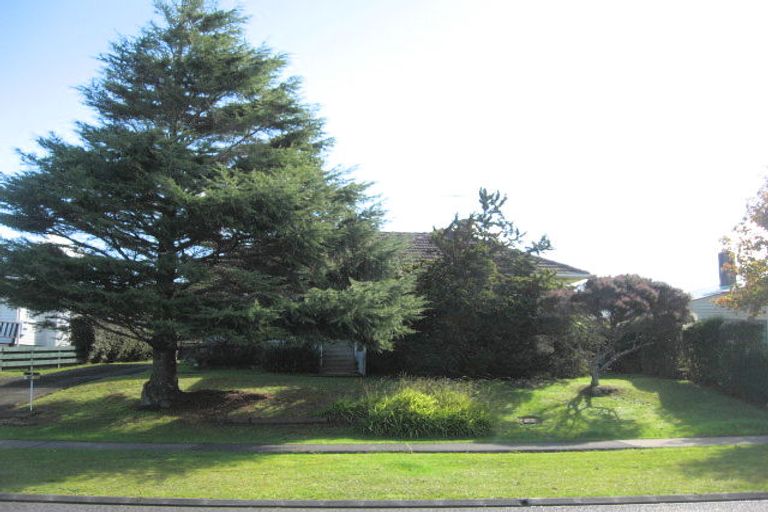 Photo of property in 111 Ennis Avenue, Pakuranga Heights, Auckland, 2010