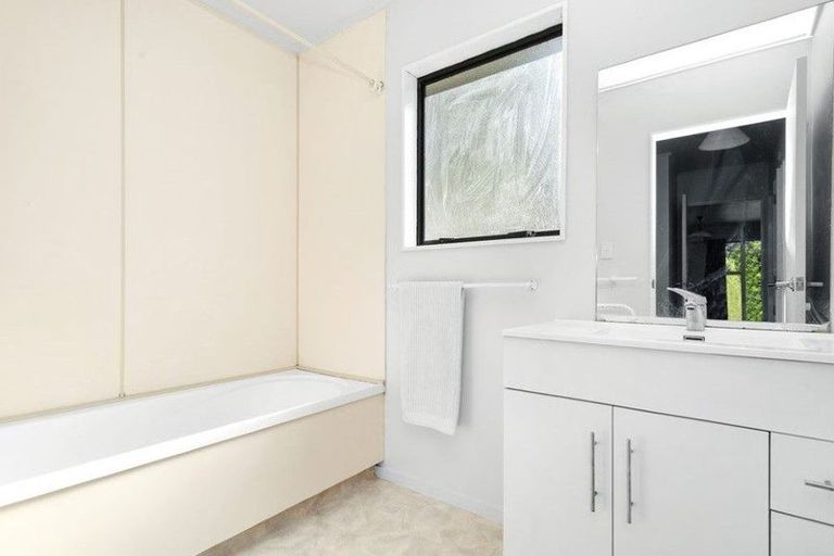 Photo of property in 2/4 Dowse Drive, Maungaraki, Lower Hutt, 5010