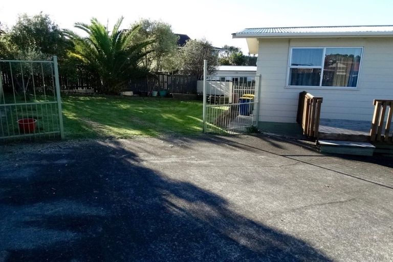 Photo of property in 28 Felgrove Street, Glendene, Auckland, 0602