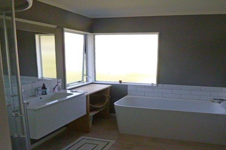 Photo of property in 56 Ashton Fitchett Drive, Brooklyn, Wellington, 6021