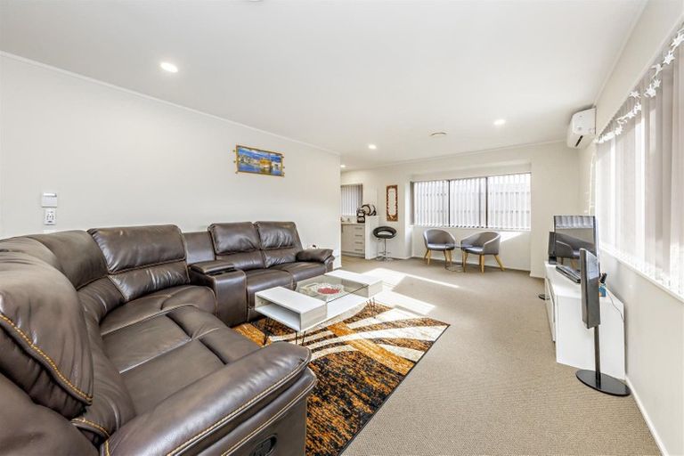 Photo of property in 2/23 Lowburn Place, Clover Park, Auckland, 2019