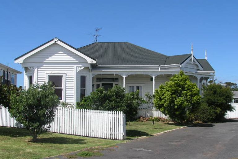 Photo of property in 1/22 Fairfax Avenue, Northcote, Auckland, 0627