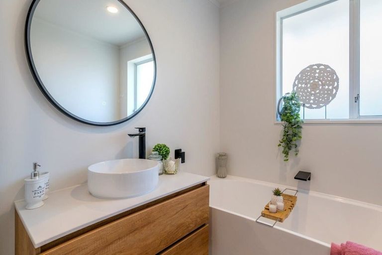 Photo of property in 48a Ngaio Road, Waikanae, 5036