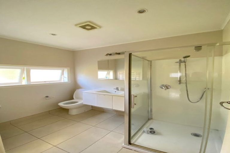 Photo of property in 18 Yeovil Road, Te Atatu Peninsula, Auckland, 0610