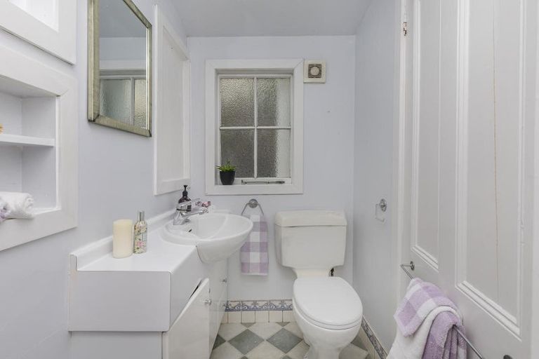 Photo of property in 26 Edinburgh Terrace, Berhampore, Wellington, 6023