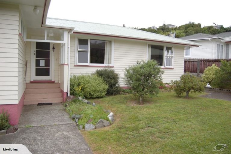 Photo of property in 90 Kenmore Street, Newlands, Wellington, 6037