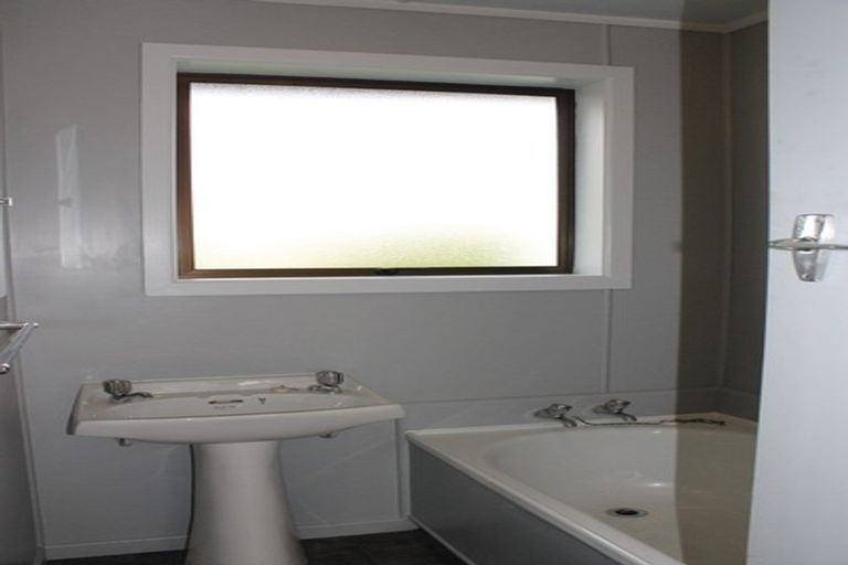 Photo of property in 18 Kilmarnock Street, Wallacetown, 9816