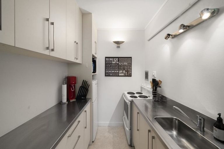 Photo of property in Hobson Court Flats, 56/70 Hobson Street, Thorndon, Wellington, 6011