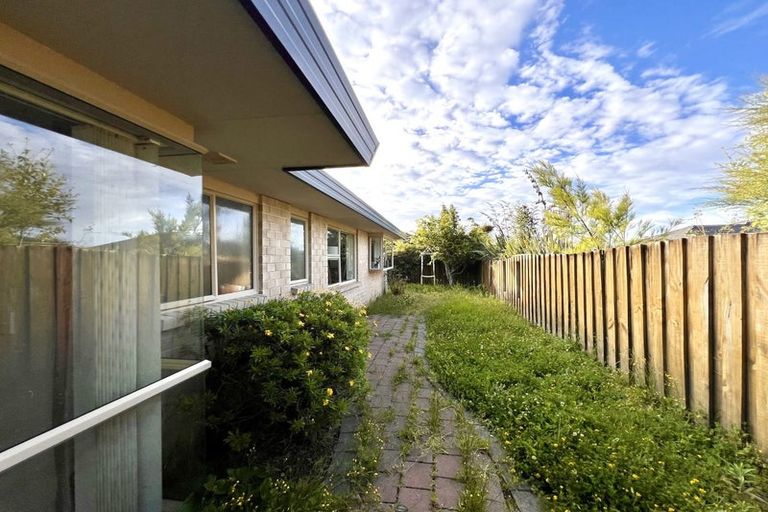 Photo of property in 10 Balmerino Grove, Waikanae, 5036