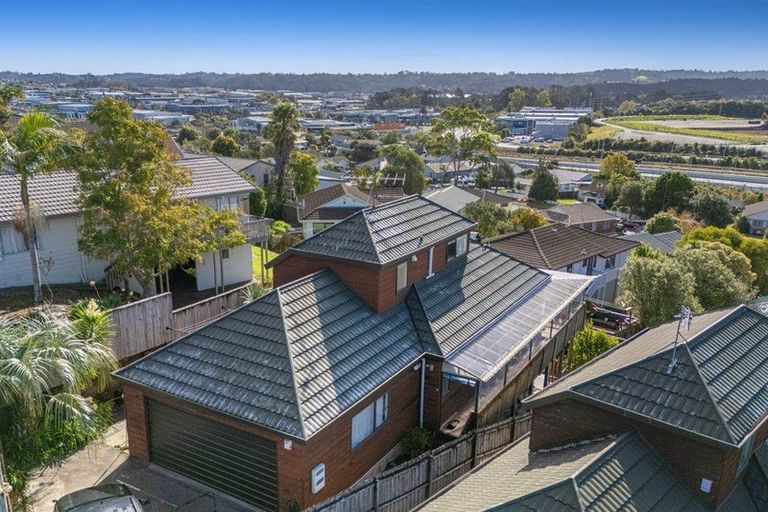 Photo of property in 1/21 Jumento Place, Unsworth Heights, Auckland, 0632