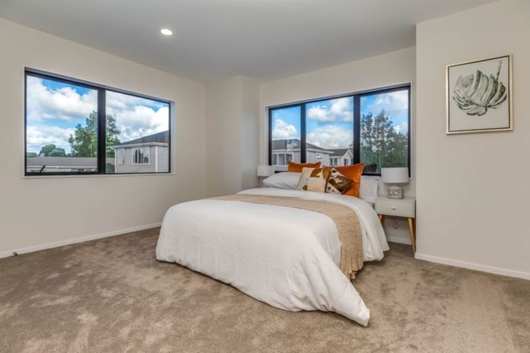 Photo of property in 1 Ti Kouka Place, Te Atatu Peninsula, Auckland, 0610