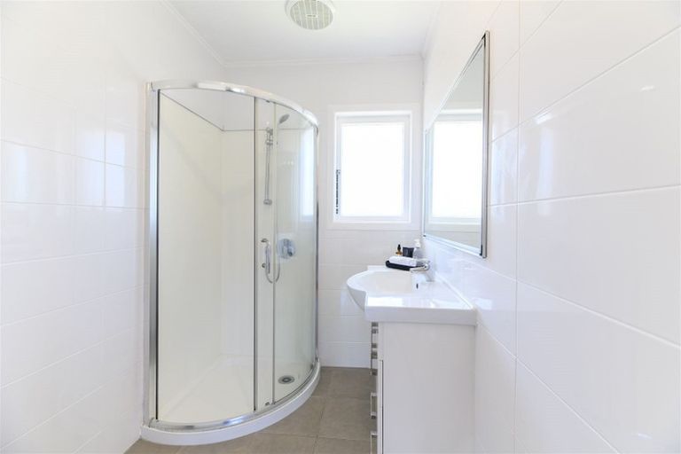 Photo of property in 54 Neil Avenue, Te Atatu Peninsula, Auckland, 0610