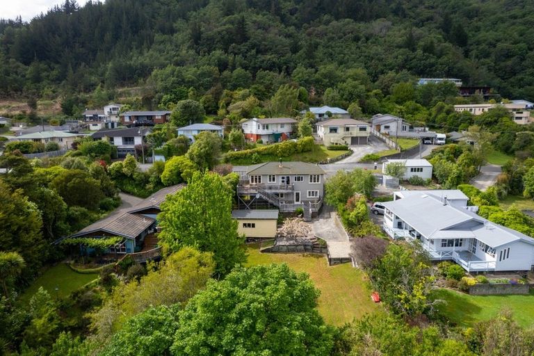 Photo of property in 92 Milton Terrace, Picton, 7220