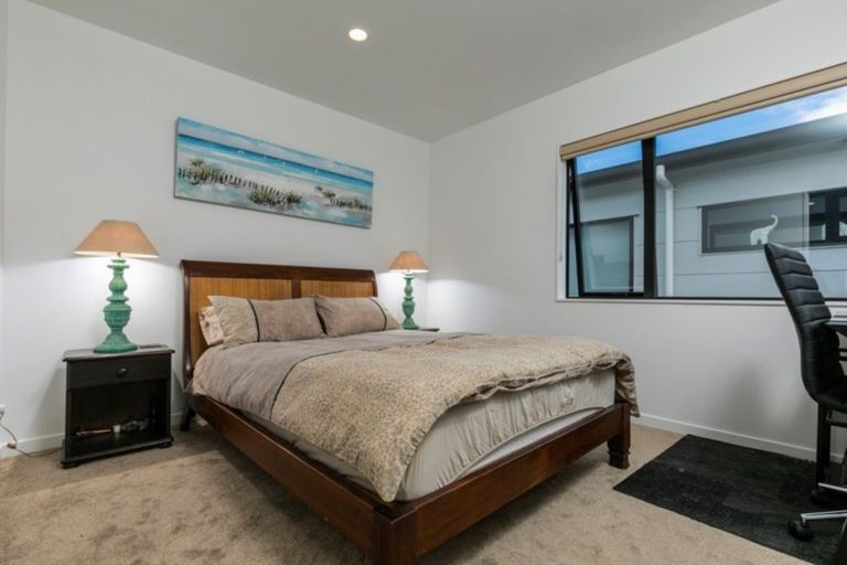 Photo of property in 1 Coastview Lane, Long Bay, Auckland, 0630