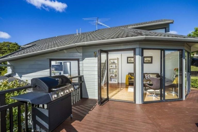 Photo of property in 10 Bellbird Rise, Murrays Bay, Auckland, 0630