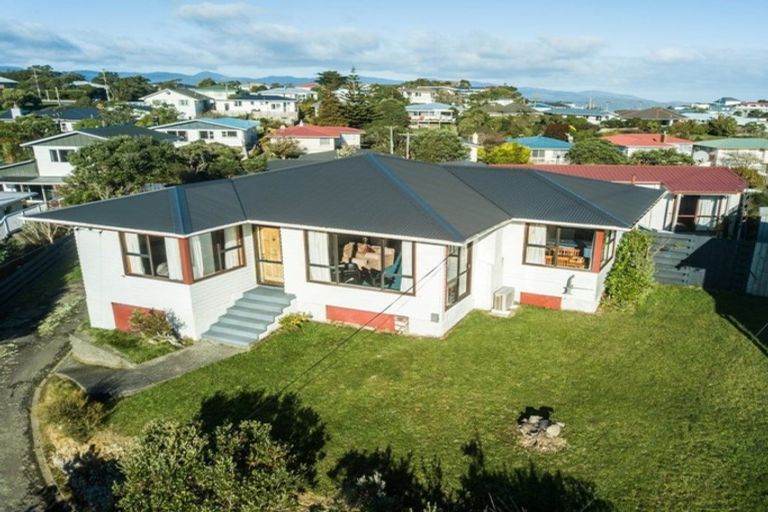 Photo of property in 13 Brooker Grove, Newlands, Wellington, 6037