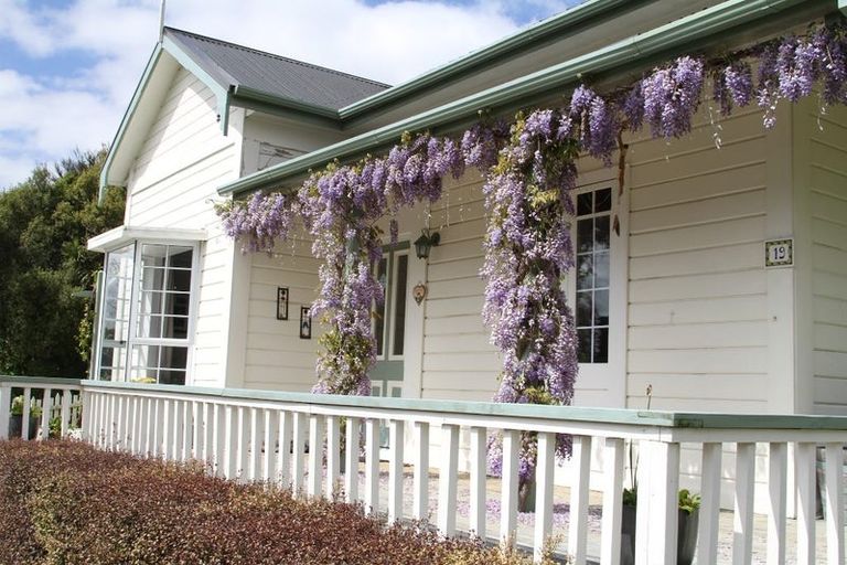 Photo of property in 19 Milton Terrace, Picton, 7220