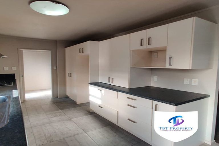 Photo of property in 2/41 Challen Close, Conifer Grove, Takanini, 2112