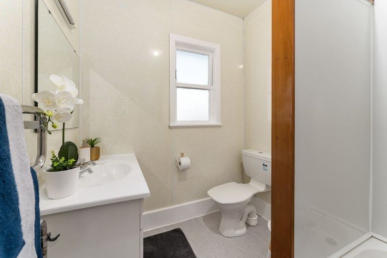 Photo of property in 10 Cambridge Street, Tawa, Wellington, 5028