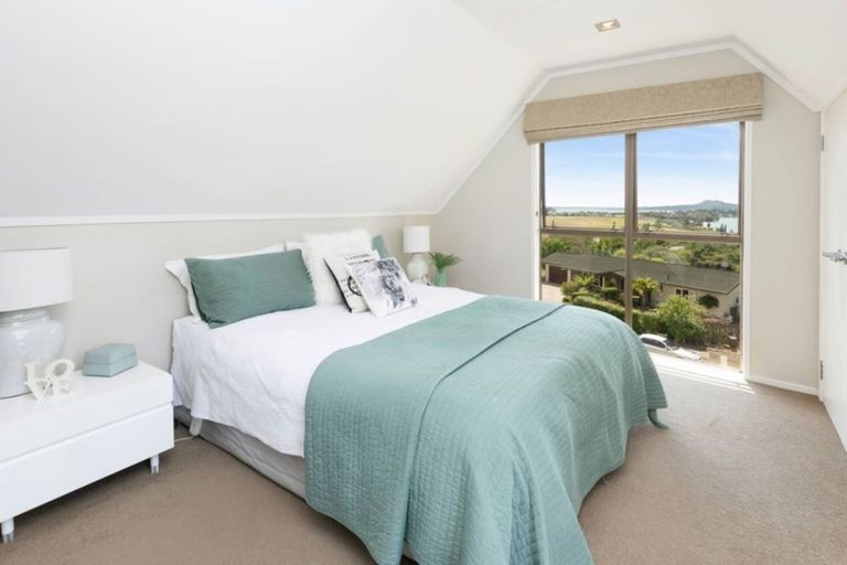 Photo of property in 24 Copperfield Terrace, Mellons Bay, Auckland, 2014