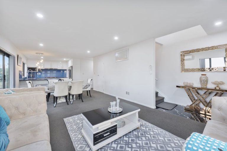 Photo of property in 22 Millcroft Lane, Ranui, Auckland, 0612