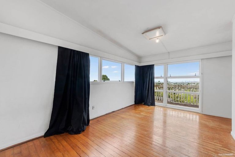 Photo of property in 15 Target Road, Totara Vale, Auckland, 0629
