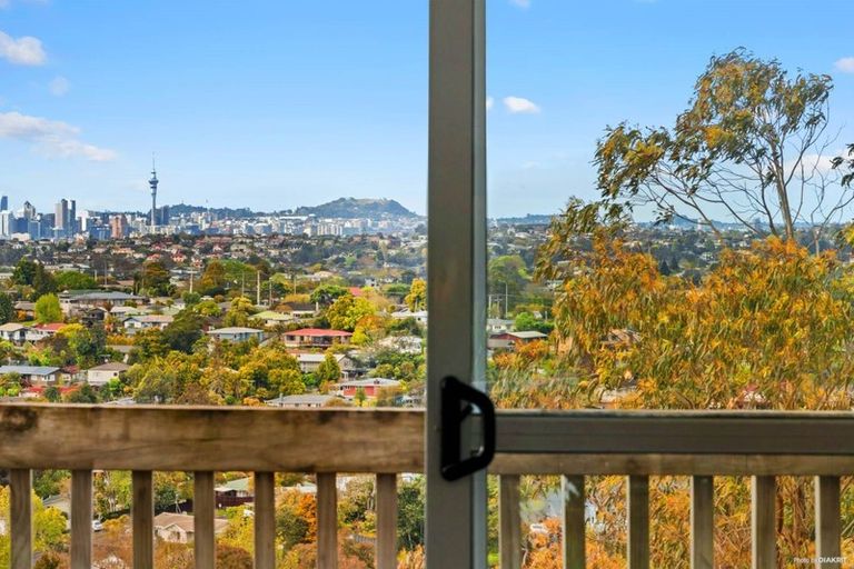 Photo of property in 15 Target Road, Totara Vale, Auckland, 0629