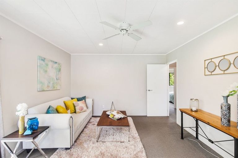 Photo of property in 2/11 Kupari Place, Totara Vale, Auckland, 0629