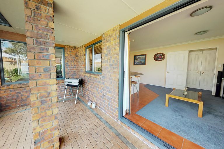 Photo of property in 25 Crannog Fen, Wattle Downs, Auckland, 2103