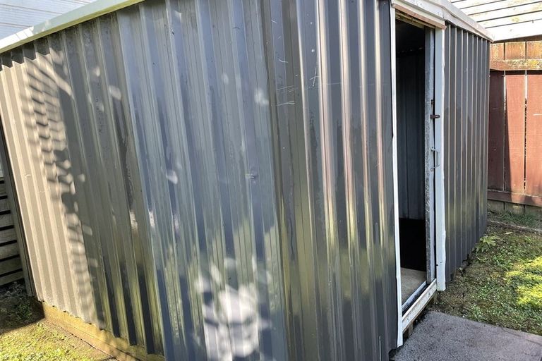 Photo of property in 21 Lantana Road, Green Bay, Auckland, 0604