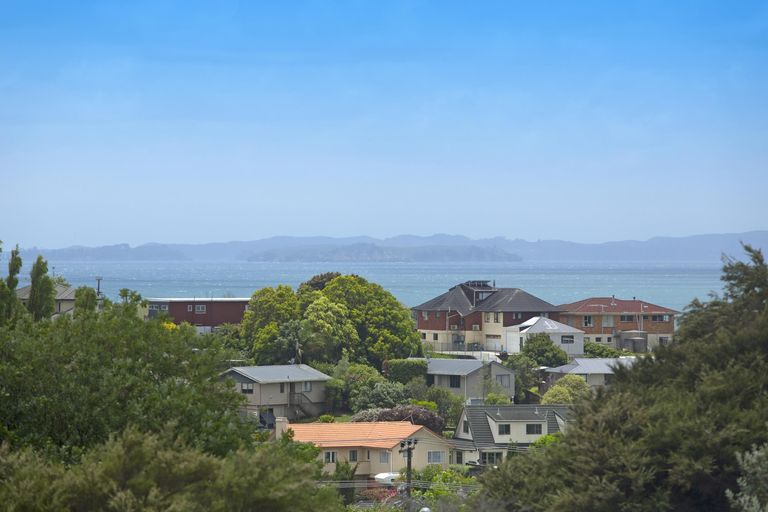 Photo of property in 42 Elliston Crescent, Stanmore Bay, Whangaparaoa, 0932
