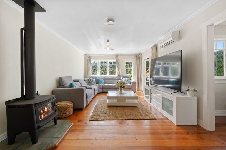 Photo of property in 42 Mountain Road, Henderson Valley, Auckland, 0612