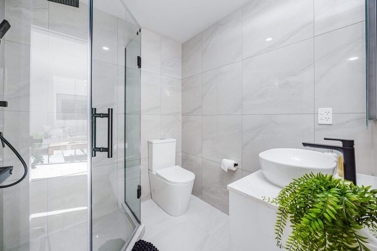 Photo of property in 4d Glenmore Road, Sunnyhills, Auckland, 2010
