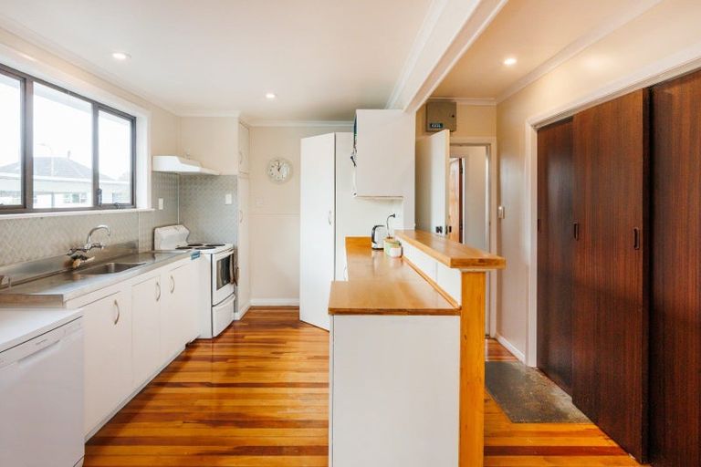 Photo of property in 11 Montrose Place, Takaro, Palmerston North, 4412