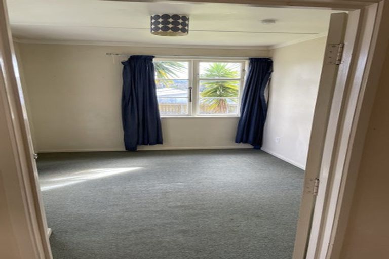 Photo of property in 17 Blacklock Avenue, Henderson, Auckland, 0612