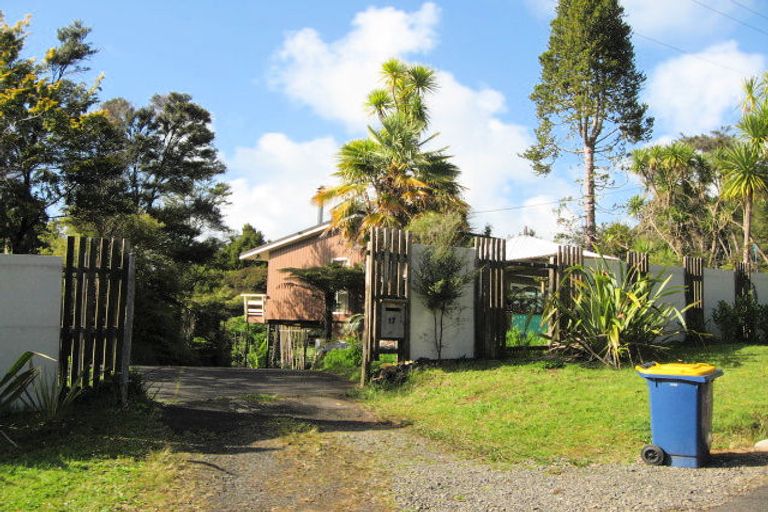 Photo of property in 17 Rauhuia Crescent, Parau, Auckland, 0604