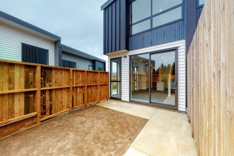 Photo of property in 7/62 Spenmoor Street, Newlands, Wellington, 6037