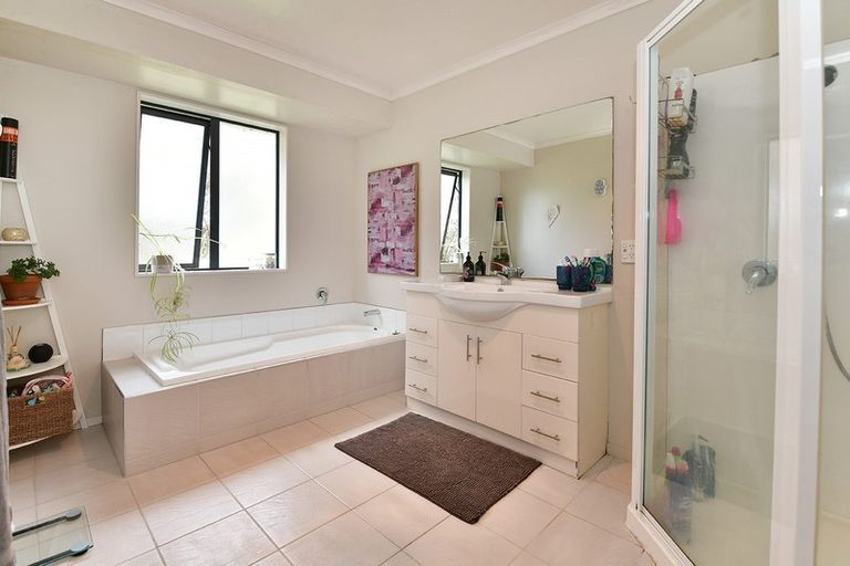 Photo of property in 27 Amberly Rise, Helensville, 0800