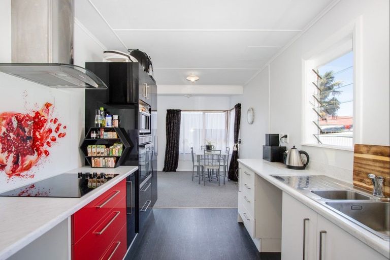 Photo of property in 102 Nuffield Avenue, Marewa, Napier, 4110