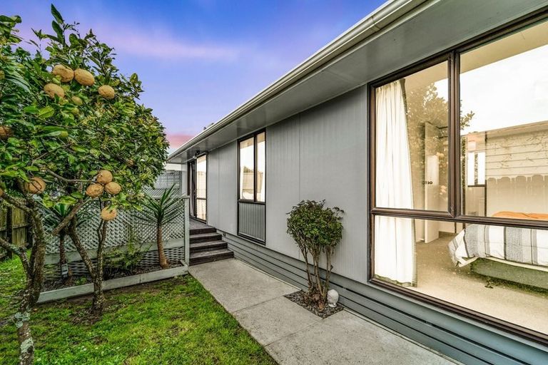 Photo of property in 2/4 Hanson Place, West Harbour, Auckland, 0618